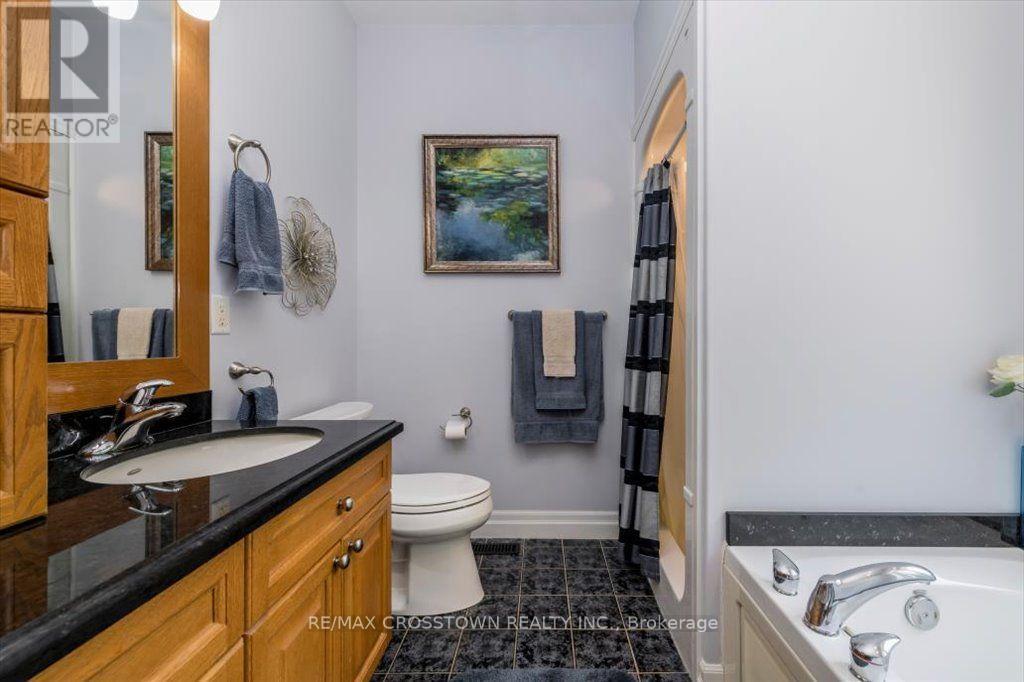5 pc ensuite with separate shower - 5 Pine Hill Drive, Springwater, ON - Indoor