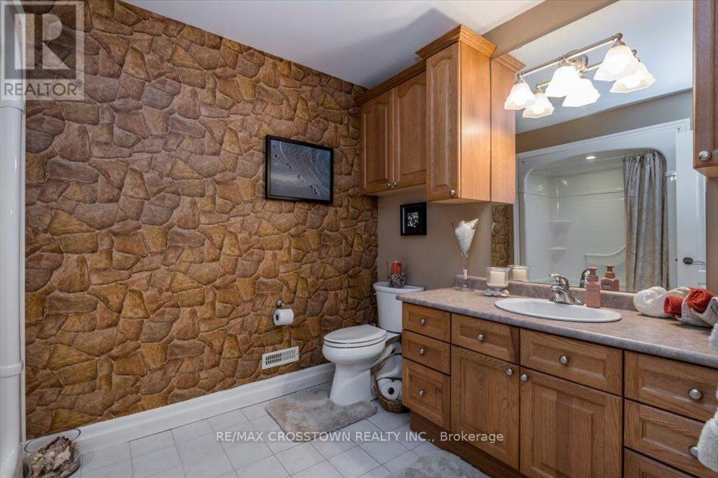 Lower level 3 pc bath with sit down shower - 5 Pine Hill Drive, Springwater, ON - Indoor Photo Showing Bathroom