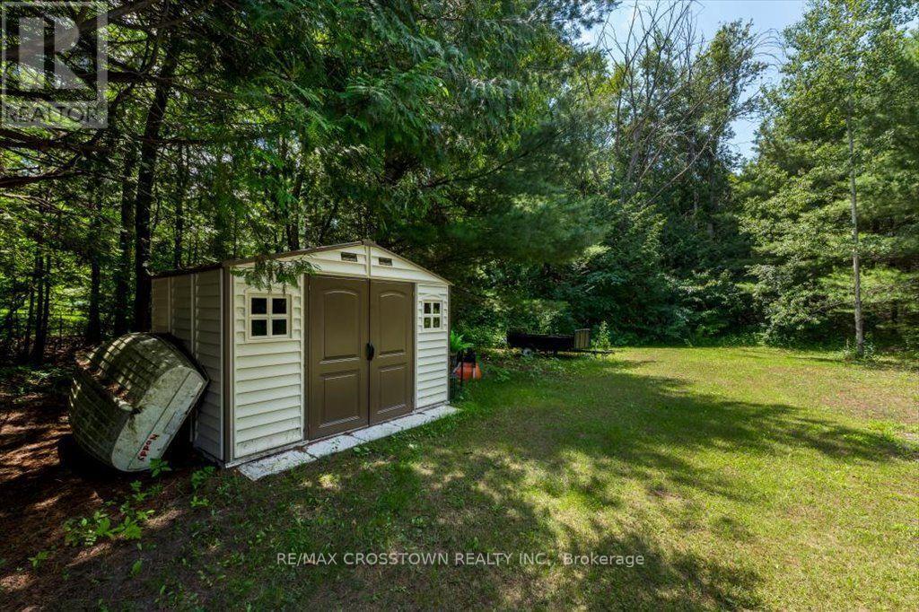 Rear yard shed - 5 Pine Hill Drive, Springwater, ON - Outdoor