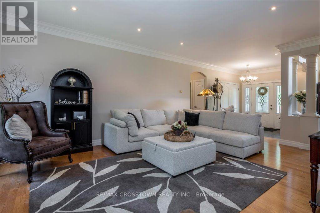 Livingroom - 5 Pine Hill Drive, Springwater, ON - Indoor Photo Showing Living Room