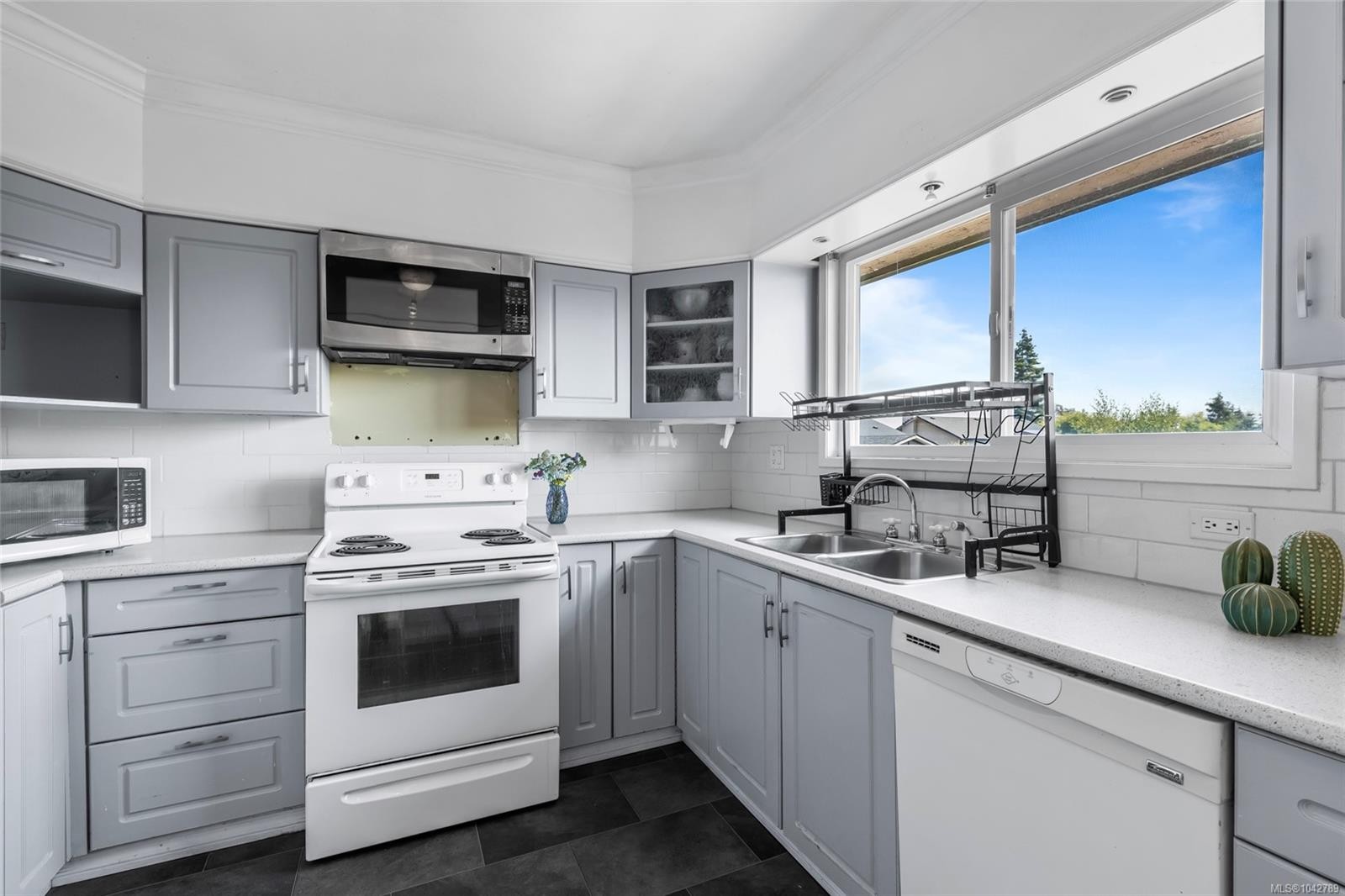 2054 Piercy Ave, Sidney, BC