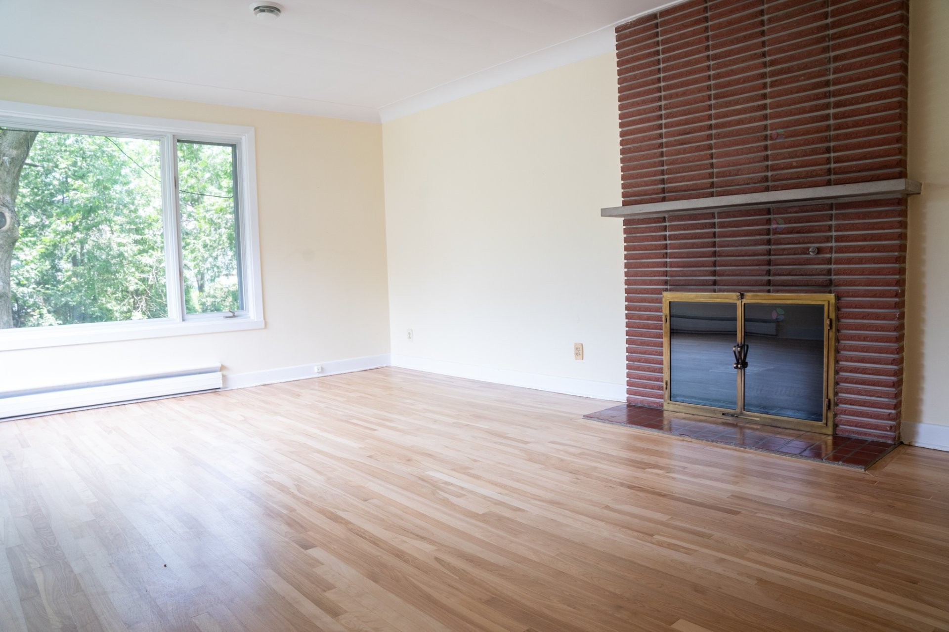 Living Room - 16 Av. Glendale, Beaconsfield, QC - Indoor With Fireplace