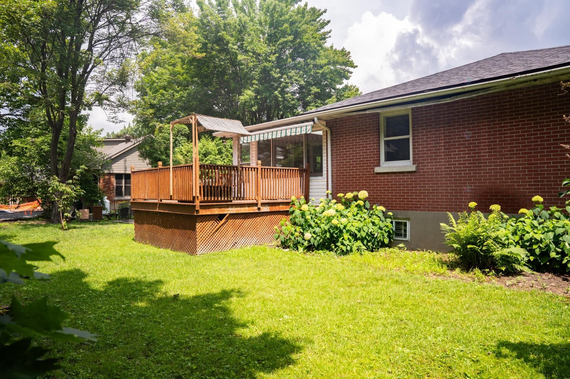 Courtyard - 16 Av. Glendale, Beaconsfield, QC - Outdoor With Deck Patio Veranda With Exterior