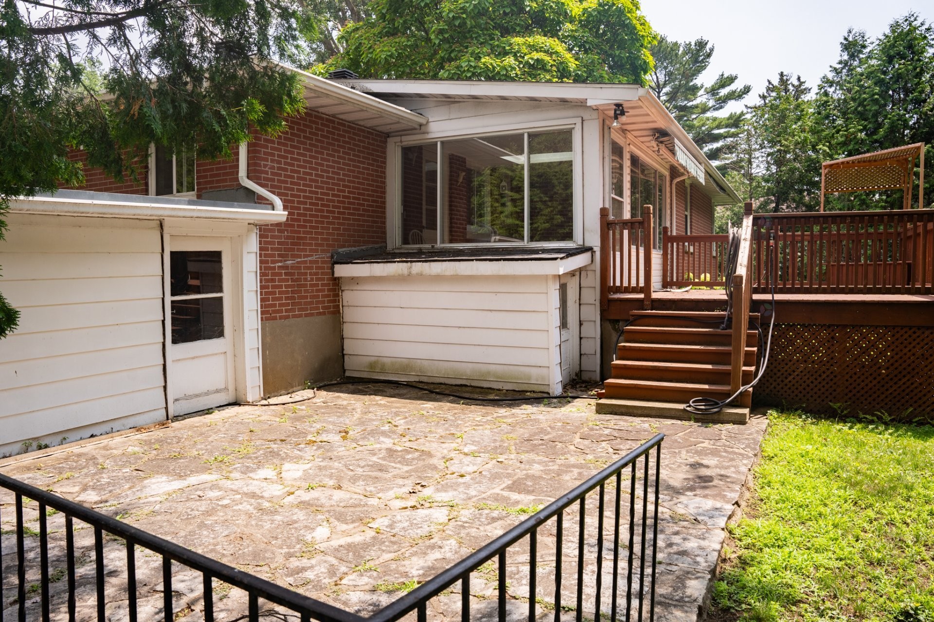Courtyard - 16 Av. Glendale, Beaconsfield, QC - Outdoor With Exterior