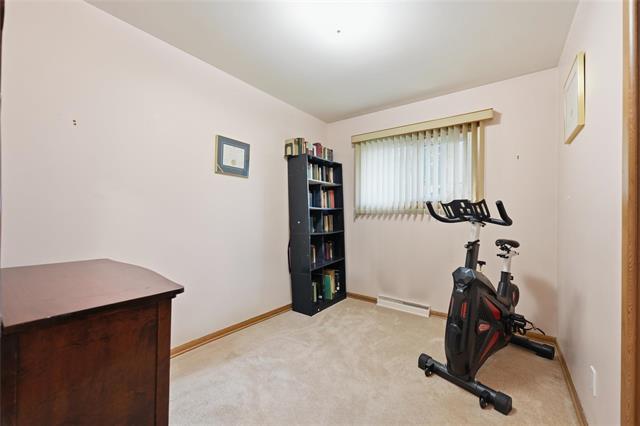 147 Talon Bay, Winnipeg, MB - Indoor Photo Showing Gym Room