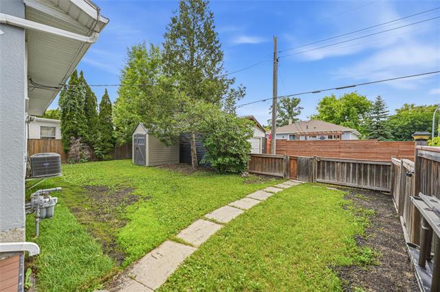 147 Talon Bay, Winnipeg, MB - Outdoor With Backyard