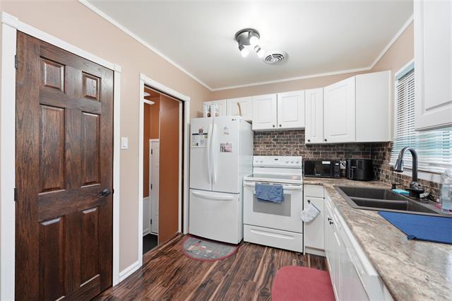 147 Talon Bay, Winnipeg, MB - Indoor Photo Showing Kitchen With Double Sink