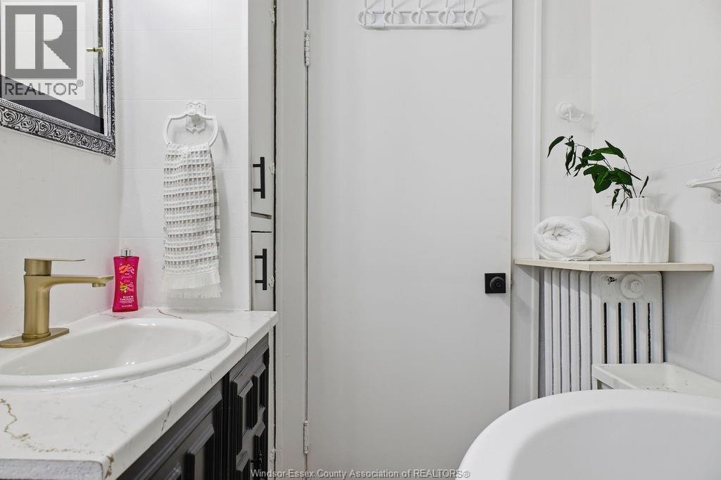 2265 Cabana, Windsor, ON - Indoor Photo Showing Bathroom