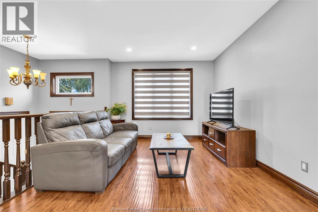 4239 Marlo, Windsor, ON - Indoor Photo Showing Living Room