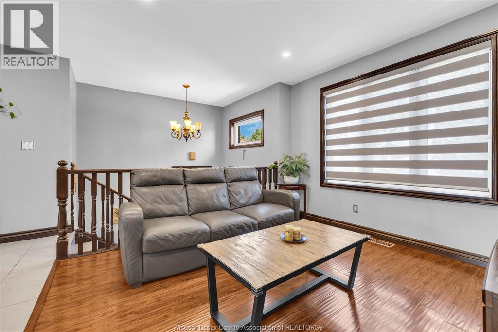 4239 Marlo, Windsor, ON - Indoor Photo Showing Living Room