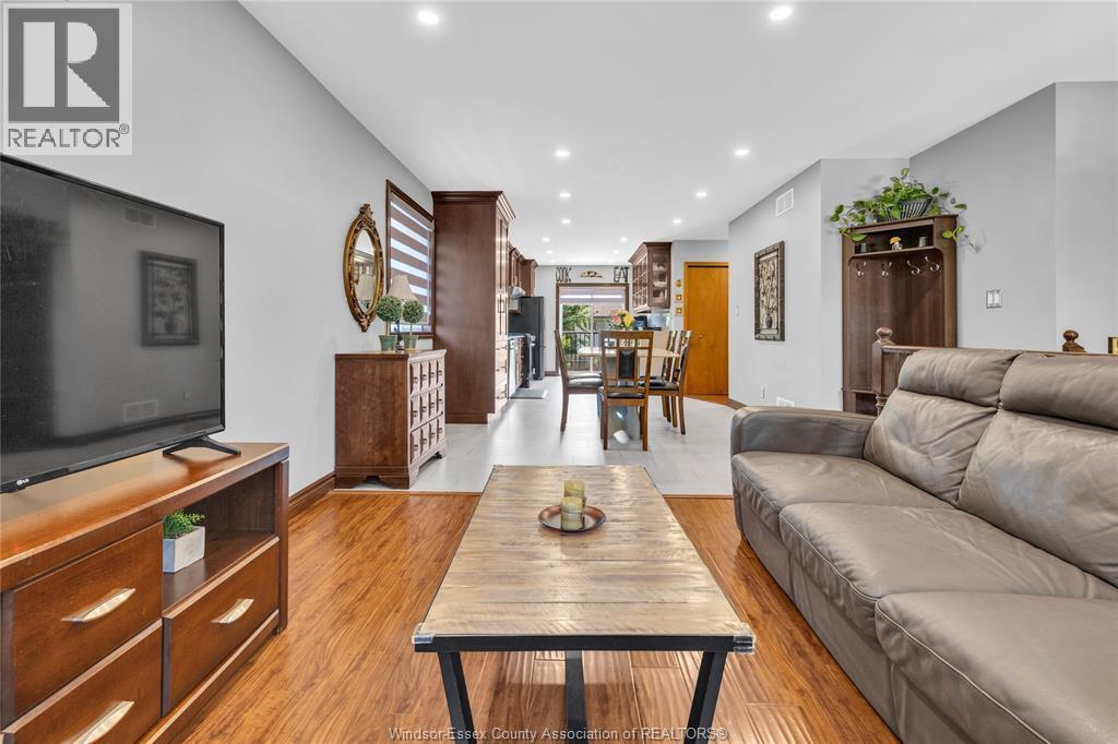 4239 Marlo, Windsor, ON - Indoor Photo Showing Living Room