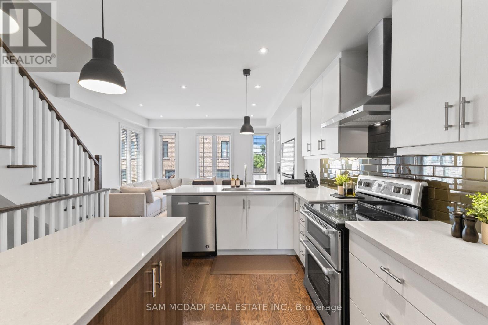 1120 Beachcomber Road, Mississauga, ON - Indoor Photo Showing Kitchen With Stainless Steel Kitchen With Upgraded Kitchen