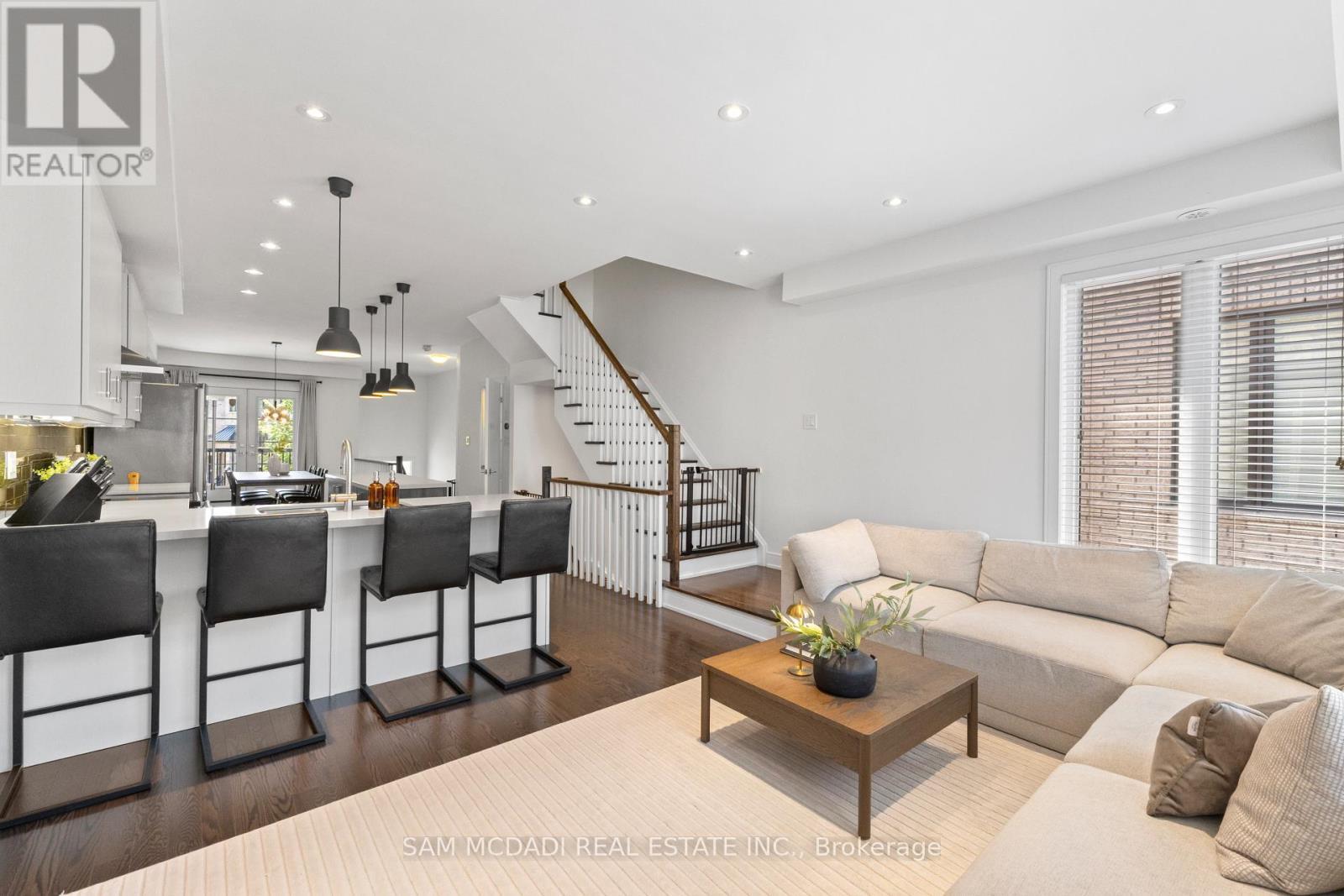 1120 Beachcomber Road, Mississauga, ON - Indoor Photo Showing Living Room