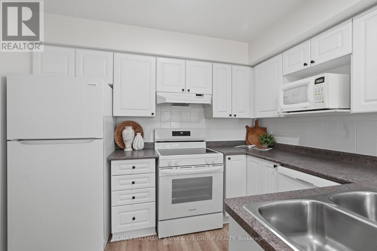 3 Redding Way, Ottawa, ON - Indoor Photo Showing Kitchen With Double Sink