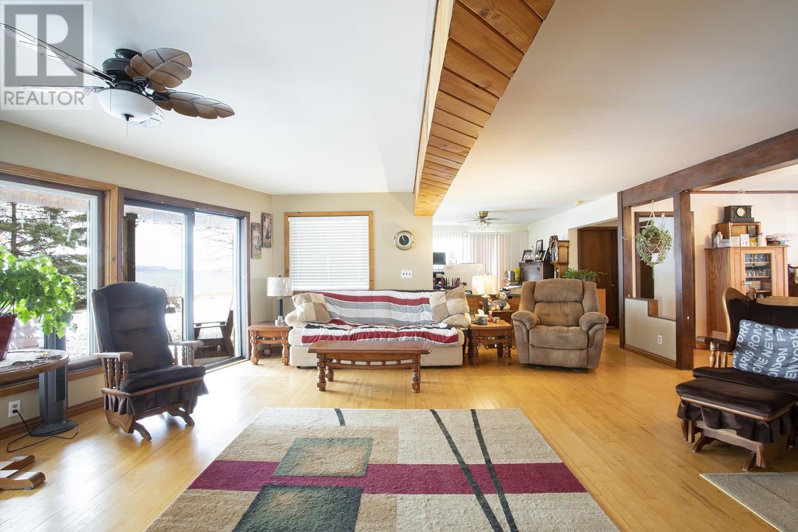 4463 Second Line West, Prince Township, ON - Indoor Photo Showing Living Room