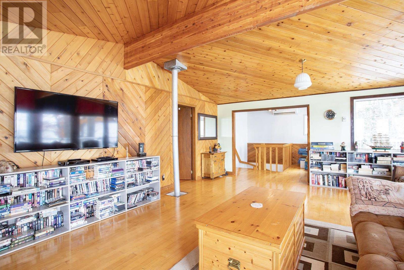 4463 Second Line West, Prince Township, ON - Indoor Photo Showing Living Room