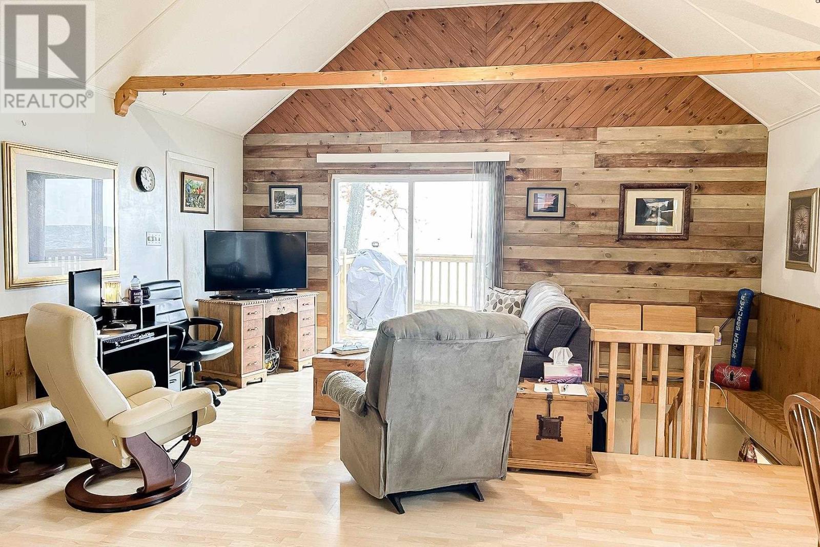 4463 Second Line West, Prince Township, ON - Indoor Photo Showing Living Room