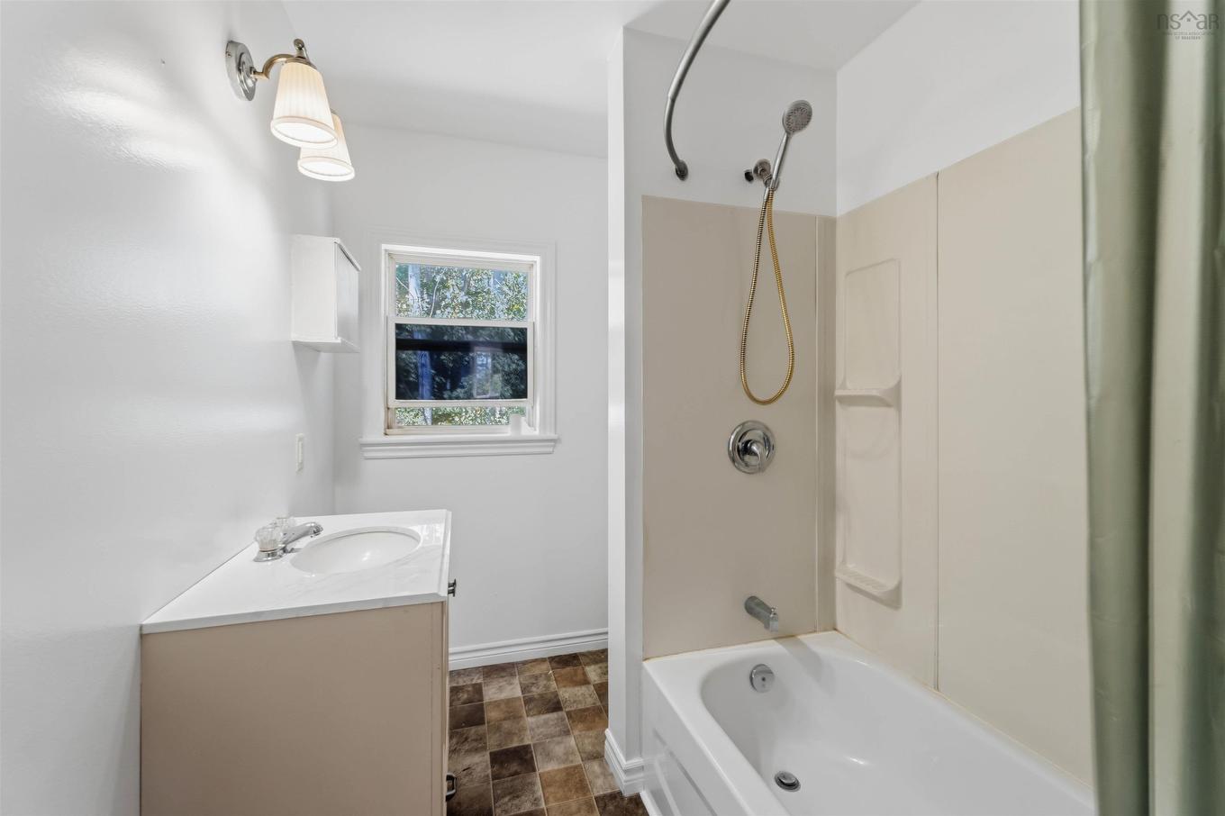 62 Shreve Street, Digby, NS - Indoor Photo Showing Bathroom