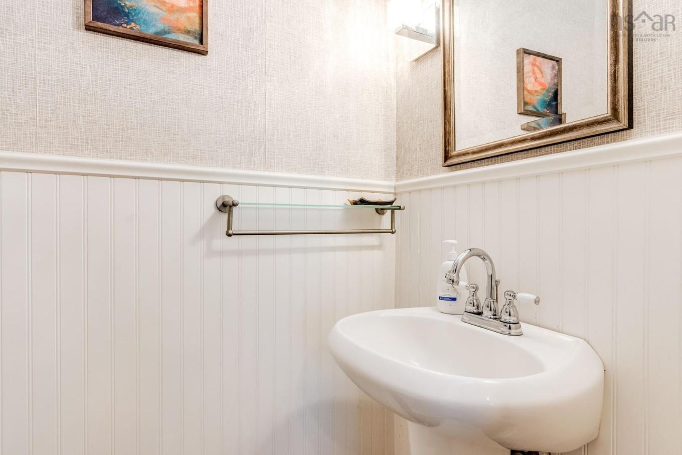 33 Beacon Street, Amherst, NS - Indoor Photo Showing Bathroom