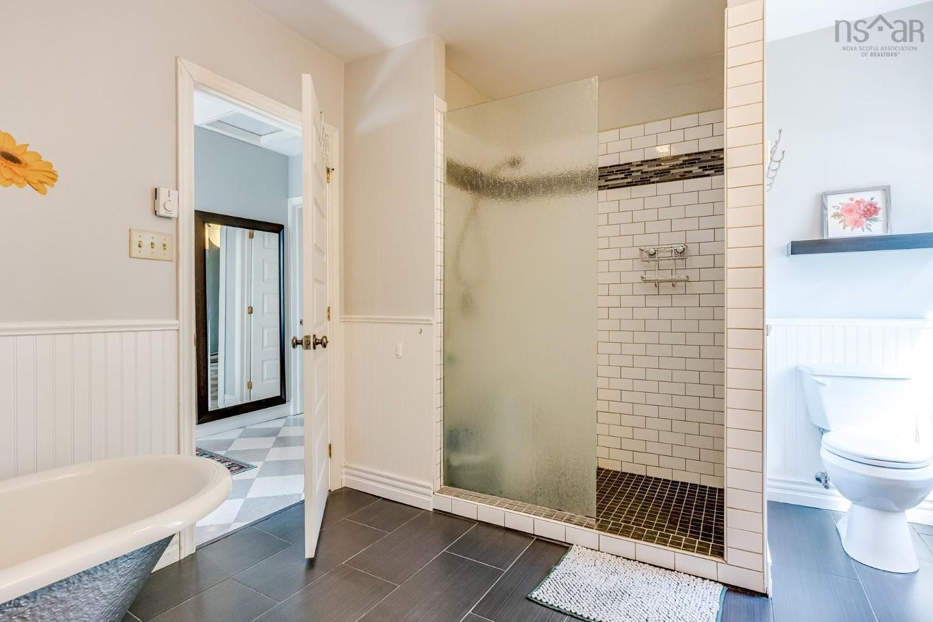 33 Beacon Street, Amherst, NS - Indoor Photo Showing Bathroom
