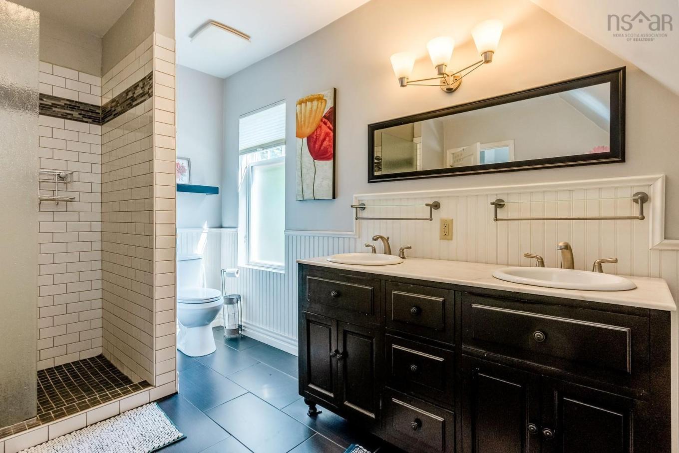 33 Beacon Street, Amherst, NS - Indoor Photo Showing Bathroom
