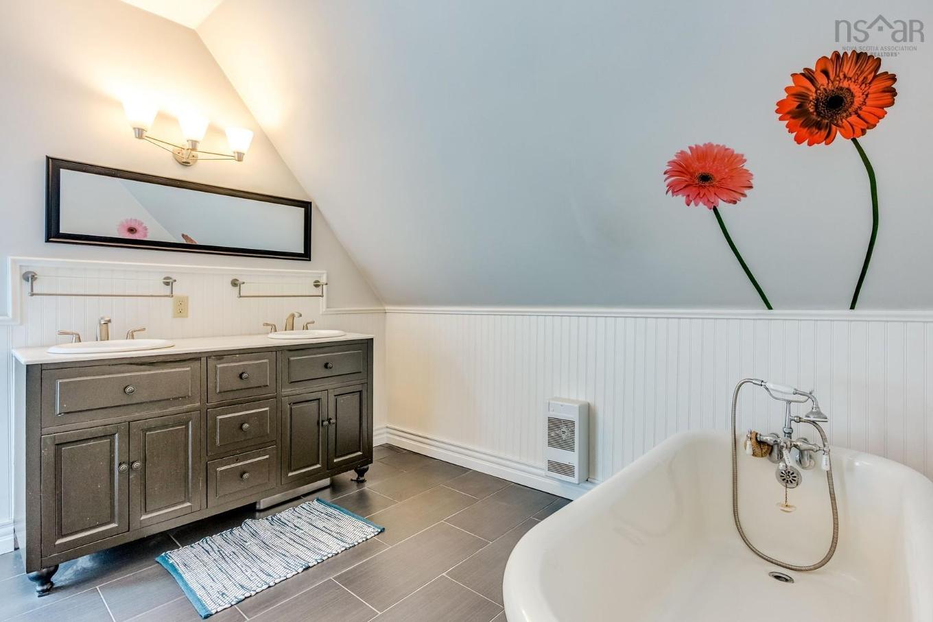 33 Beacon Street, Amherst, NS - Indoor Photo Showing Bathroom