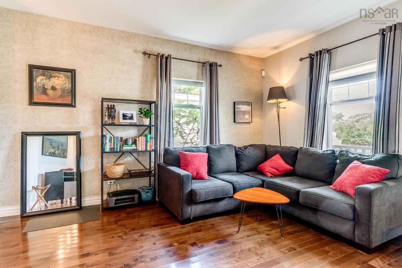 33 Beacon Street, Amherst, NS - Indoor Photo Showing Living Room