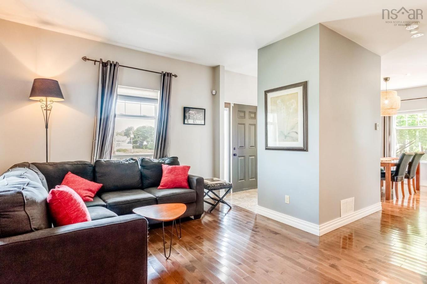 33 Beacon Street, Amherst, NS - Indoor Photo Showing Living Room