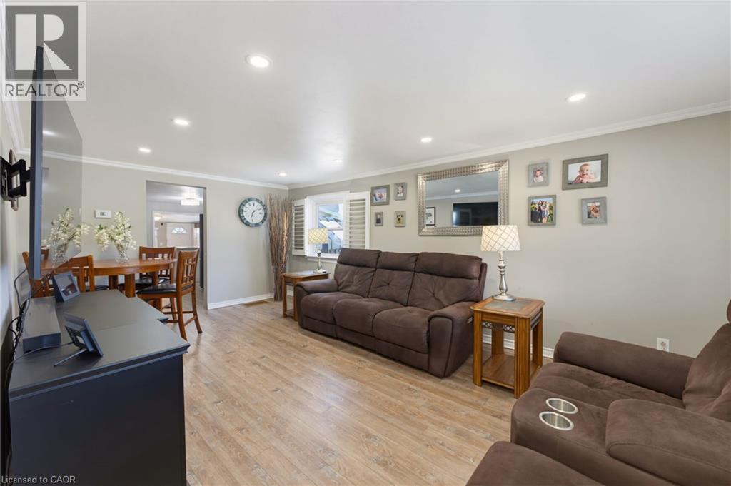 735 Dunn Avenue, Hamilton, ON - Indoor Photo Showing Living Room
