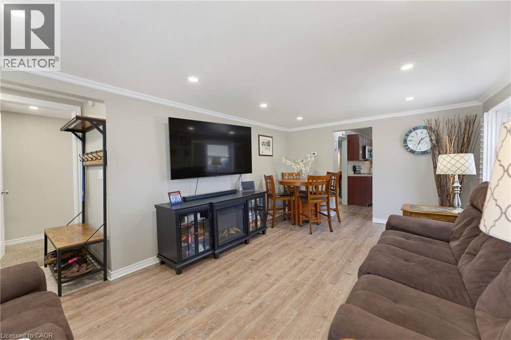 735 Dunn Avenue, Hamilton, ON - Indoor Photo Showing Living Room