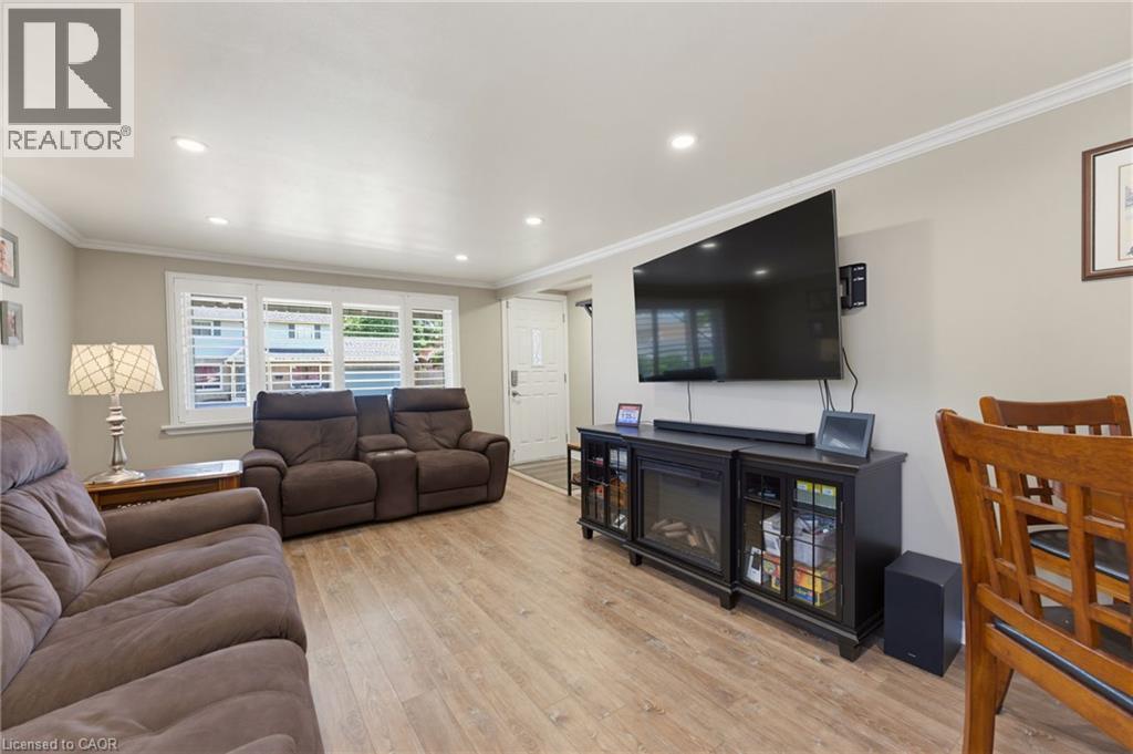 735 Dunn Avenue, Hamilton, ON - Indoor Photo Showing Living Room