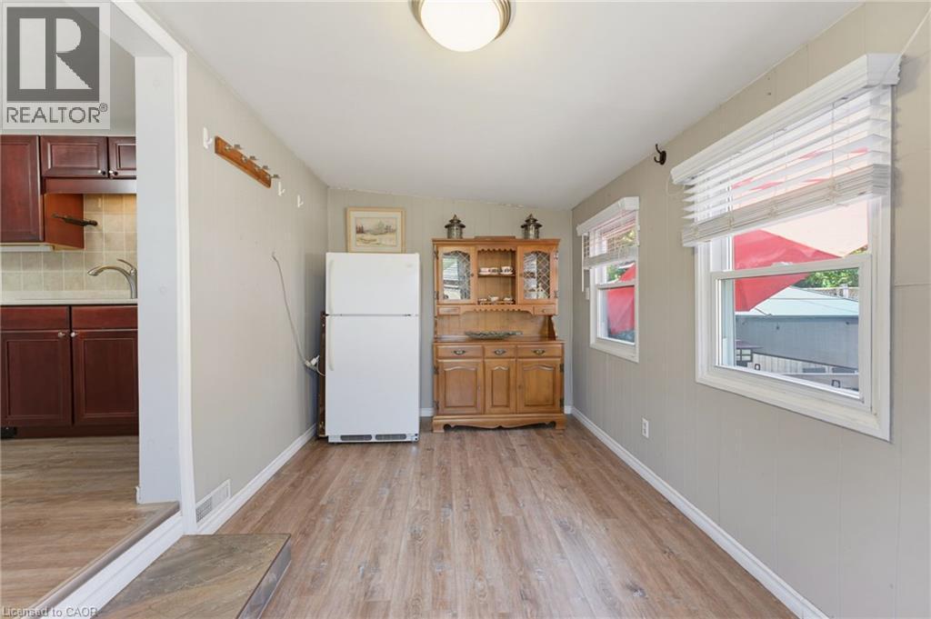 735 Dunn Avenue, Hamilton, ON - Indoor Photo Showing Kitchen