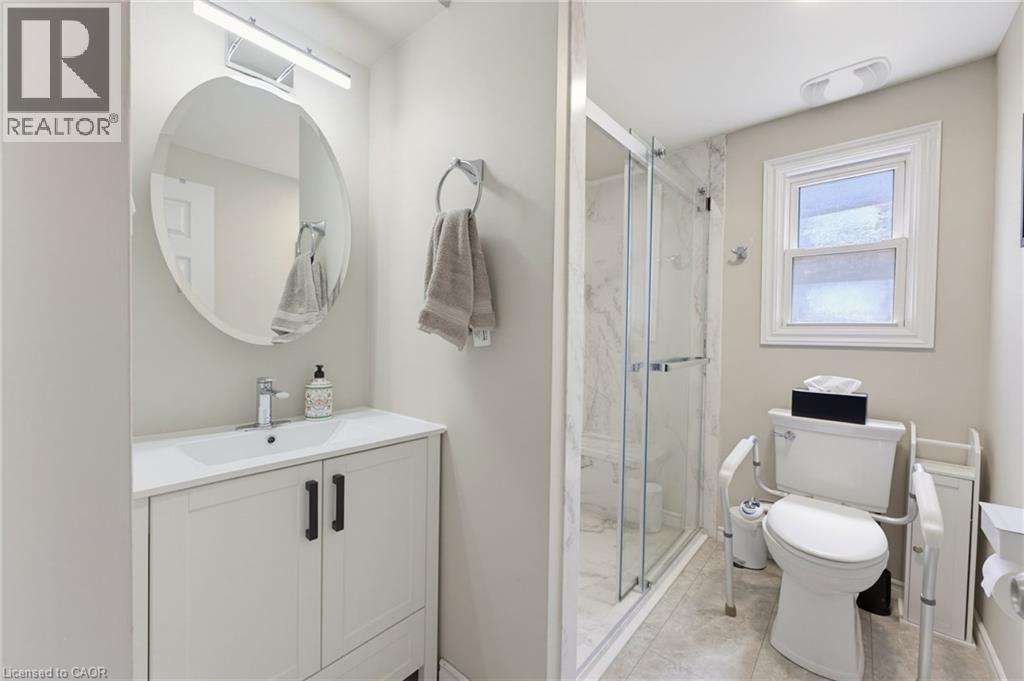 735 Dunn Avenue, Hamilton, ON - Indoor Photo Showing Bathroom