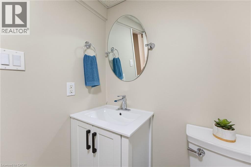 735 Dunn Avenue, Hamilton, ON - Indoor Photo Showing Bathroom