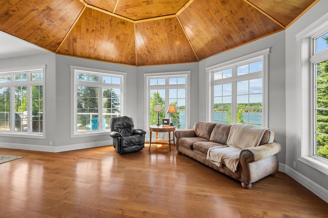 40 Sunset Drive, Souris, PE - Indoor Photo Showing Living Room