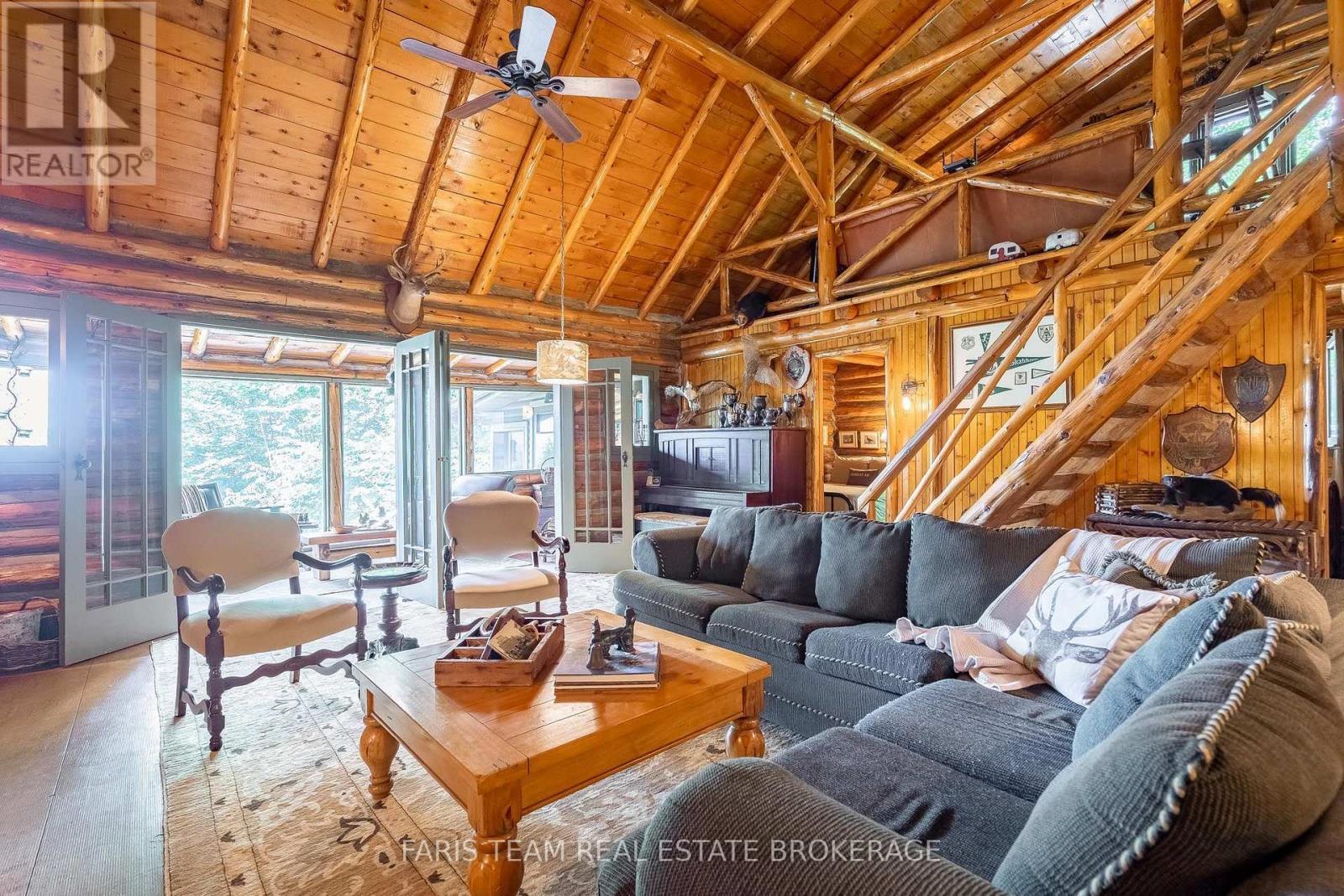 108 Shoreline Road, Tiny, ON - Indoor Photo Showing Living Room