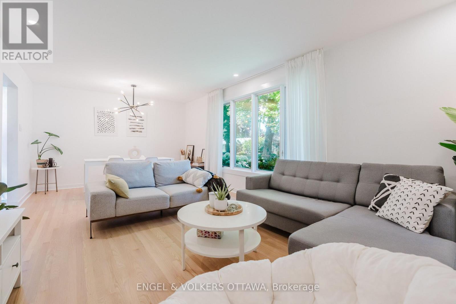 2995 Cowan Crescent, Ottawa, ON - Indoor Photo Showing Living Room