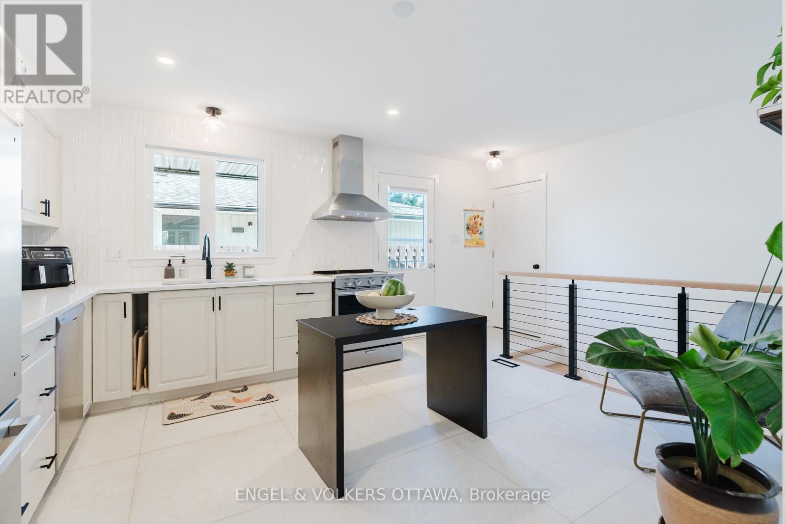 2995 Cowan Crescent, Ottawa, ON - Indoor Photo Showing Kitchen