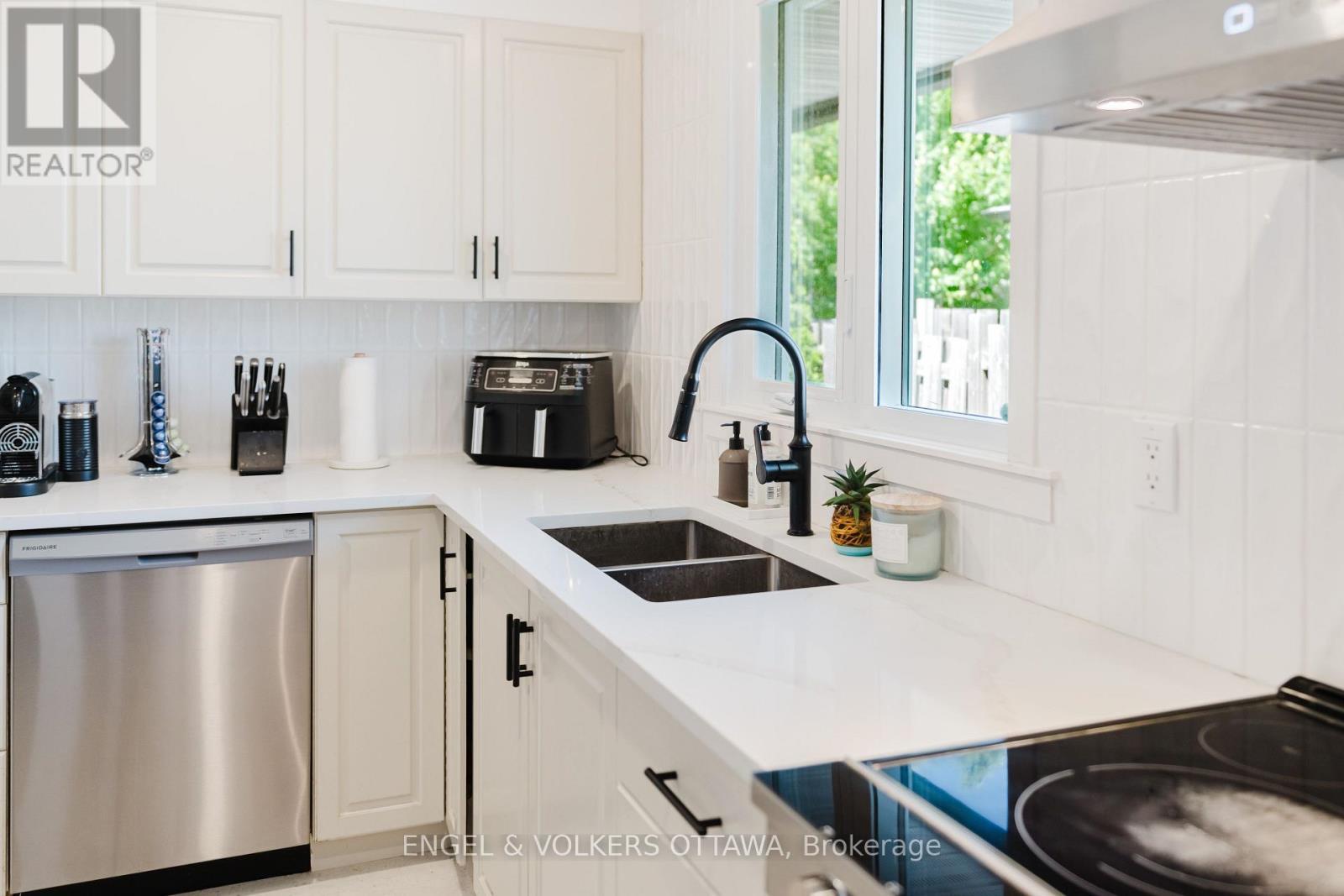 2995 Cowan Crescent, Ottawa, ON - Indoor Photo Showing Kitchen With Double Sink