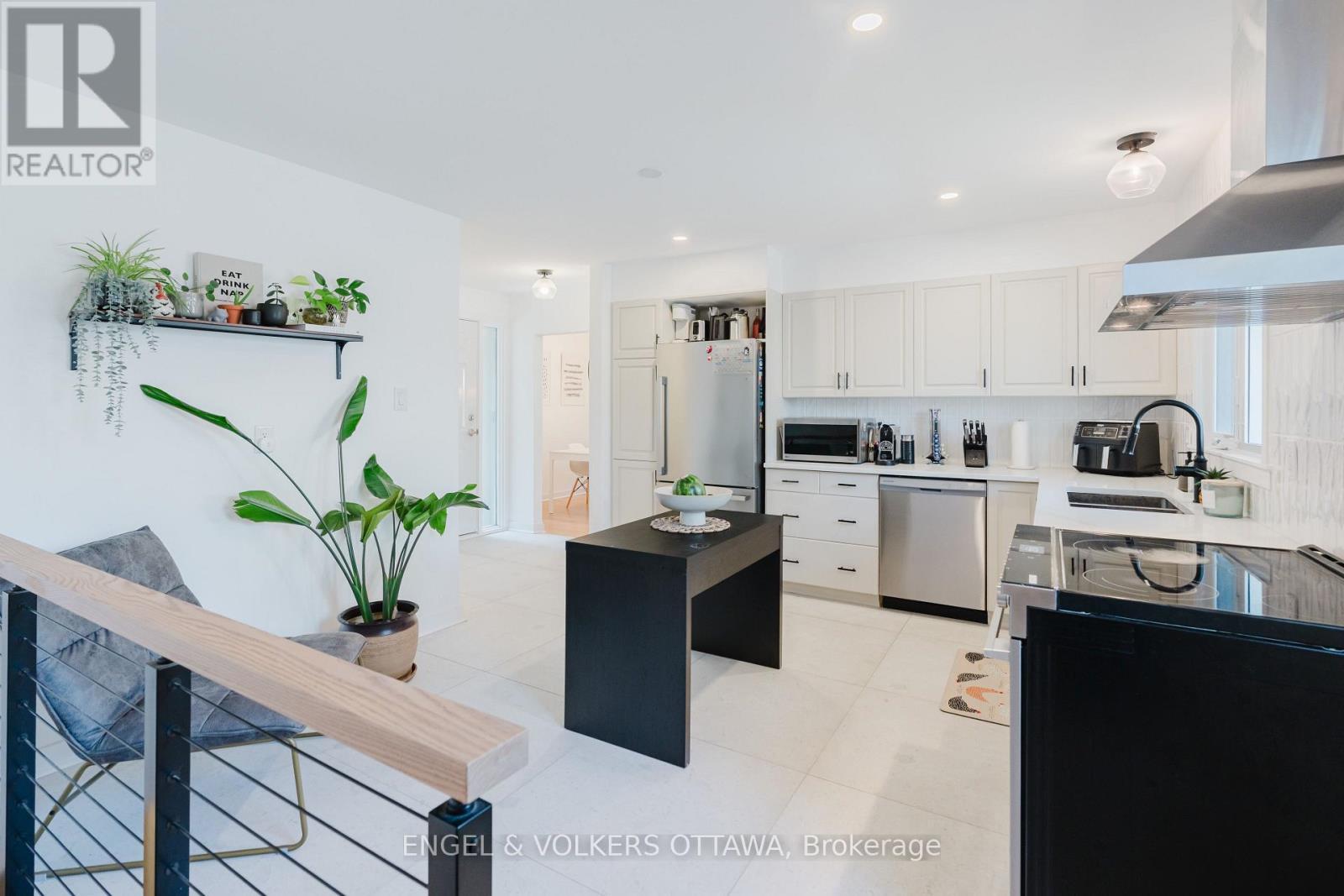 2995 Cowan Crescent, Ottawa, ON - Indoor Photo Showing Kitchen With Stainless Steel Kitchen