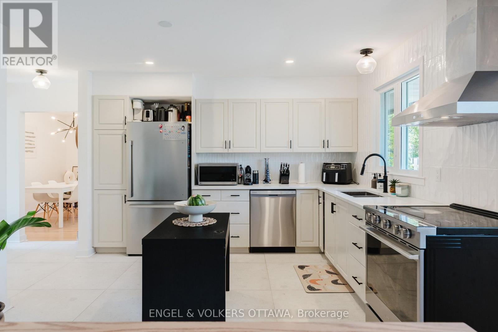2995 Cowan Crescent, Ottawa, ON - Indoor Photo Showing Kitchen With Stainless Steel Kitchen