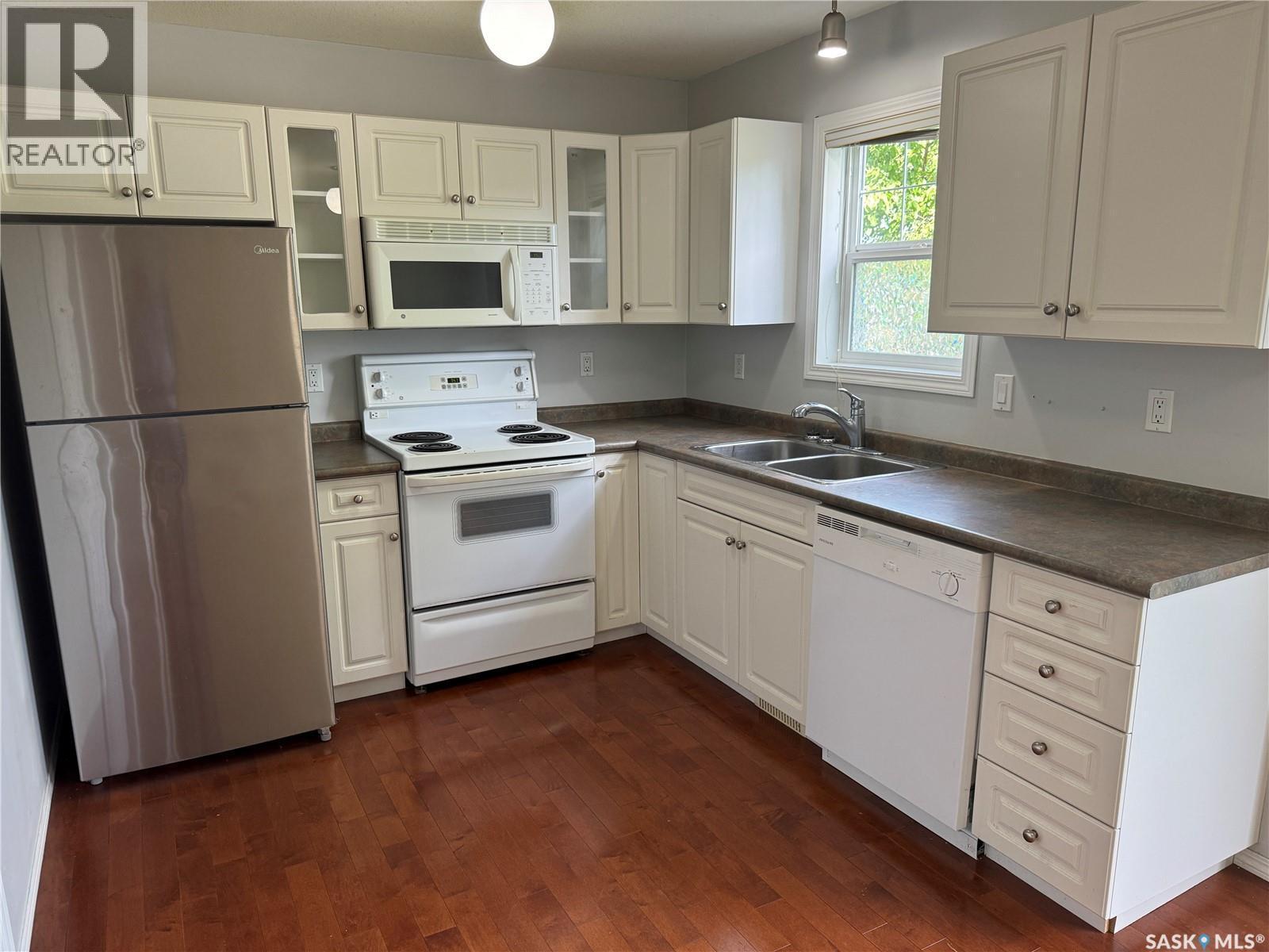 82 203 Herold Terrace, Saskatoon, SK - Indoor Photo Showing Kitchen With Double Sink