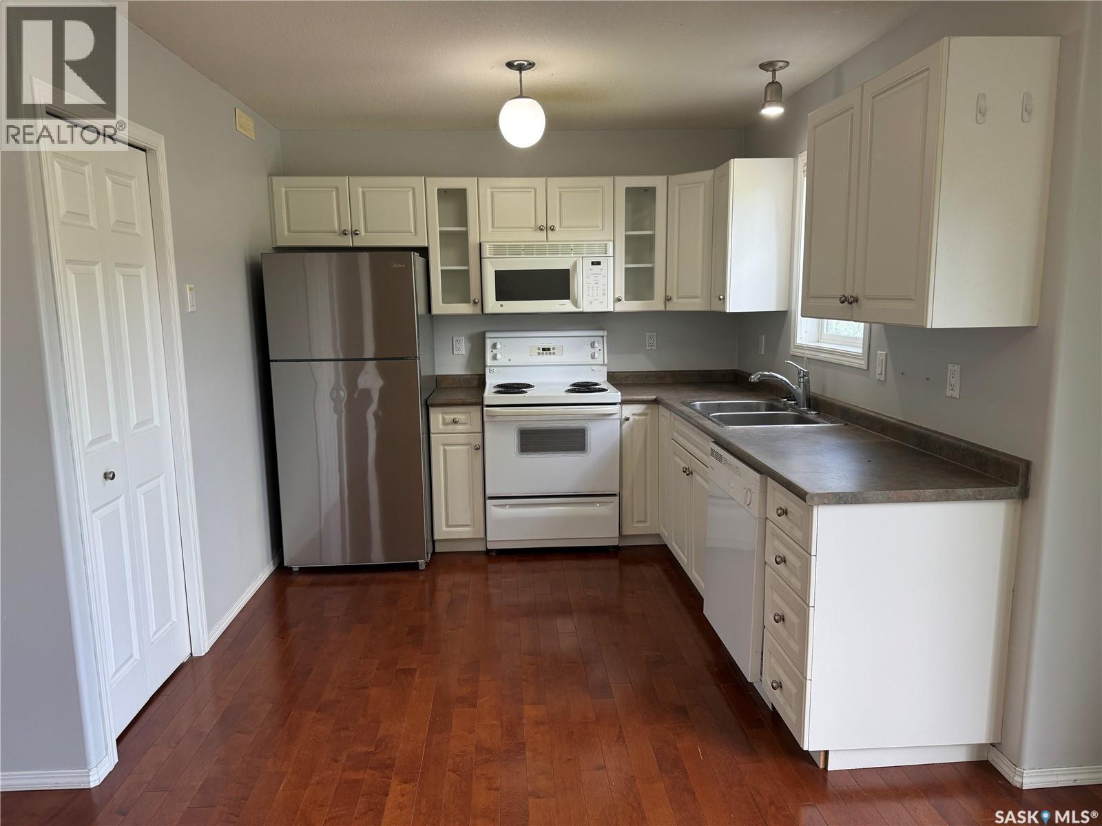 82 203 Herold Terrace, Saskatoon, SK - Indoor Photo Showing Kitchen With Double Sink