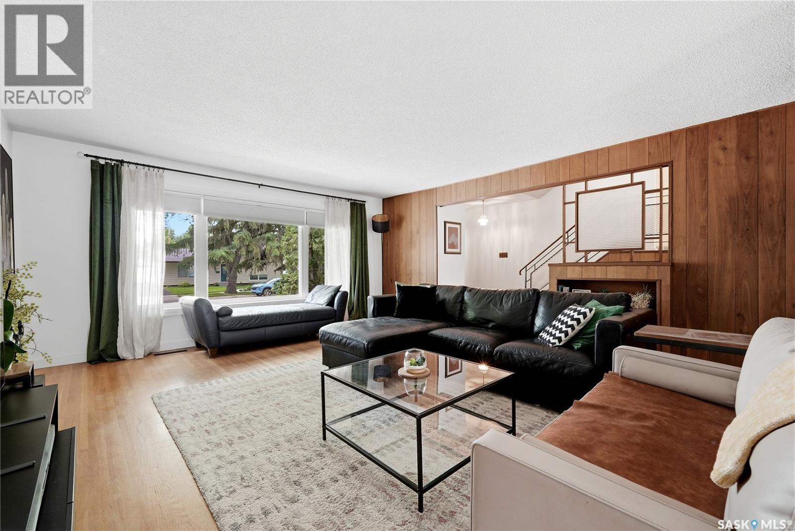 111 Bell Street, Regina, SK - Indoor Photo Showing Living Room