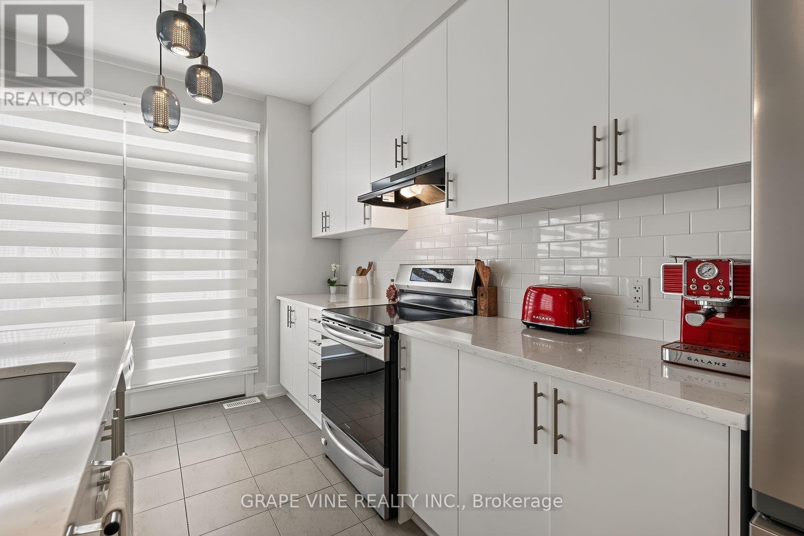 225 Billrian Crescent, Ottawa, ON - Indoor Photo Showing Kitchen With Upgraded Kitchen
