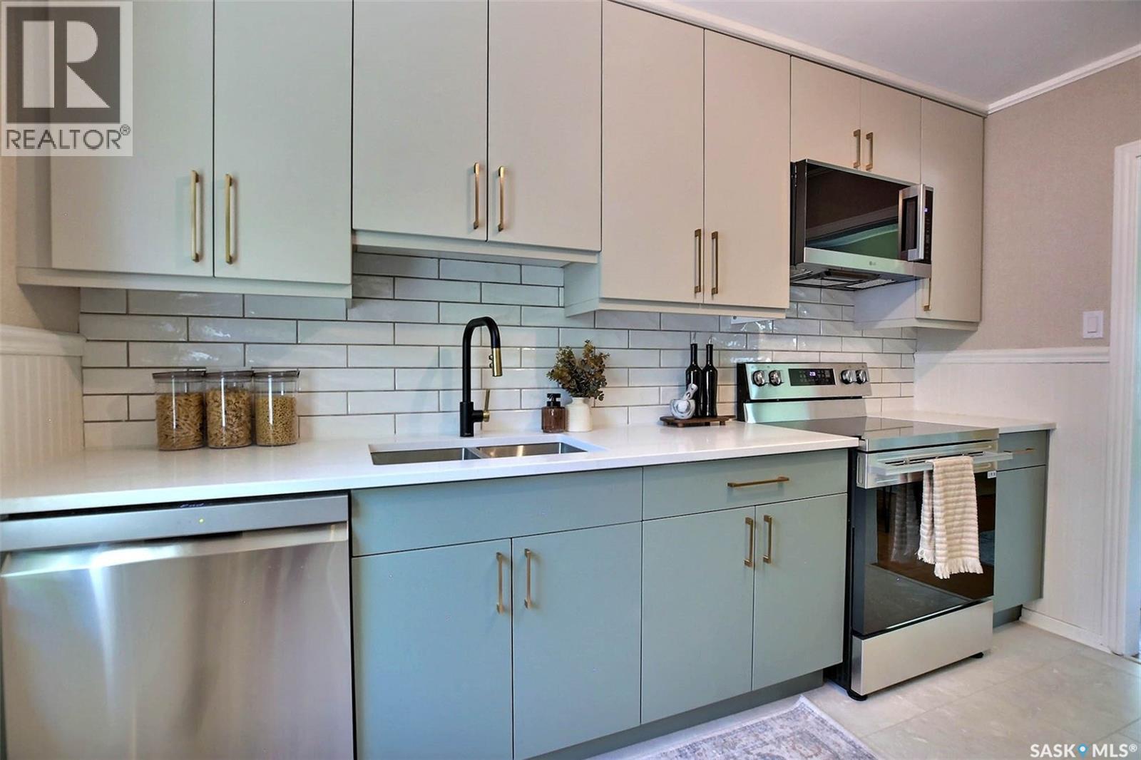2802 Mctavish Street, Regina, SK - Indoor Photo Showing Kitchen With Double Sink