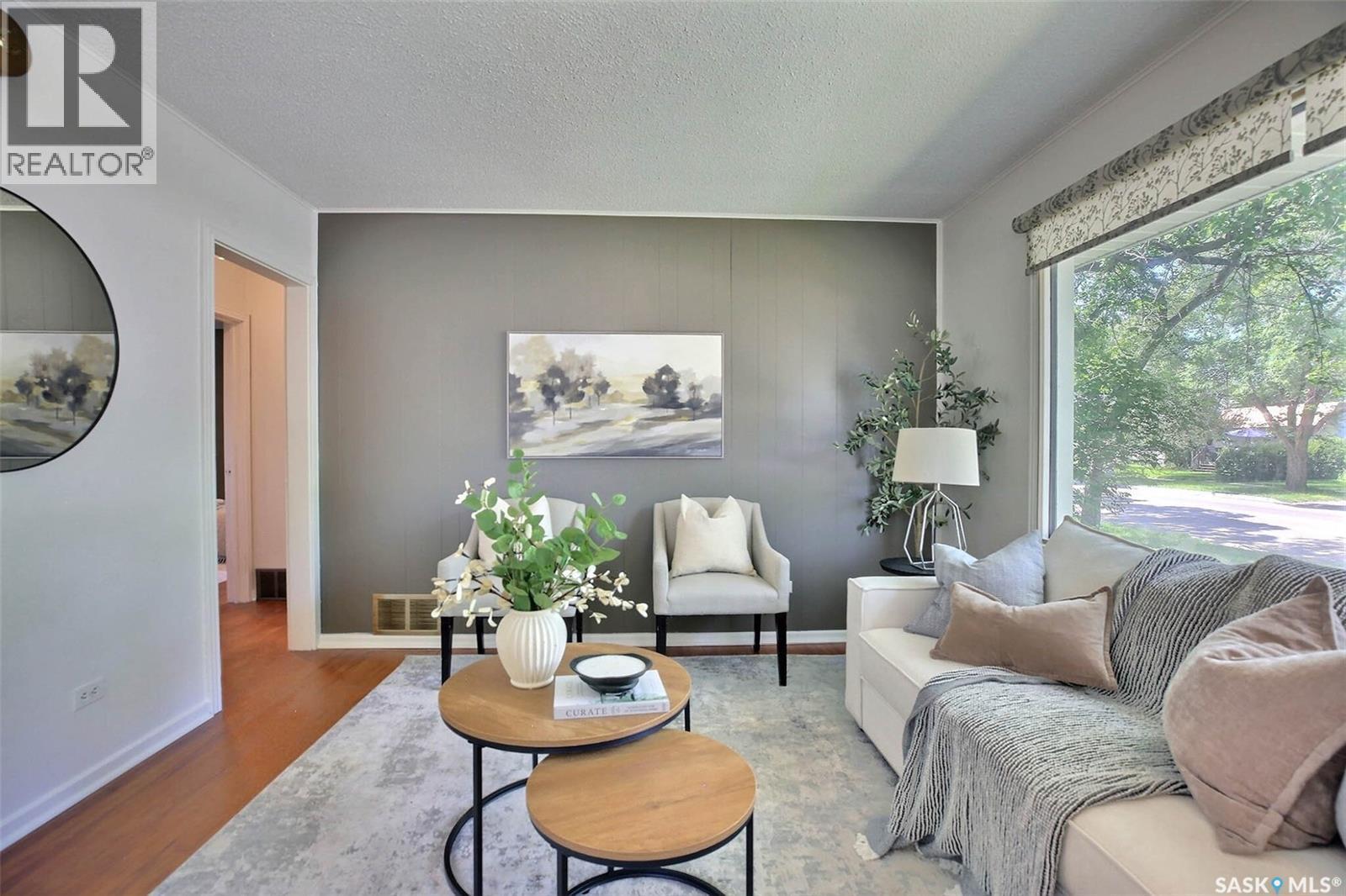 2802 Mctavish Street, Regina, SK - Indoor Photo Showing Living Room