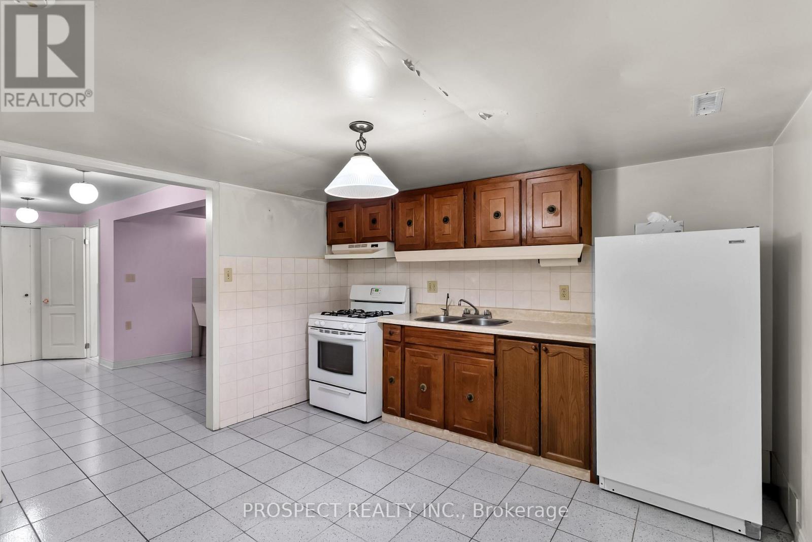 9 Wheatley Road, Vaughan, ON - Indoor Photo Showing Kitchen With Double Sink
