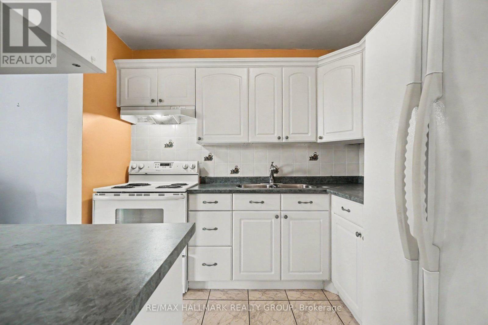 1417 - 2000 Jasmine Crescent, Ottawa, ON - Indoor Photo Showing Kitchen With Double Sink