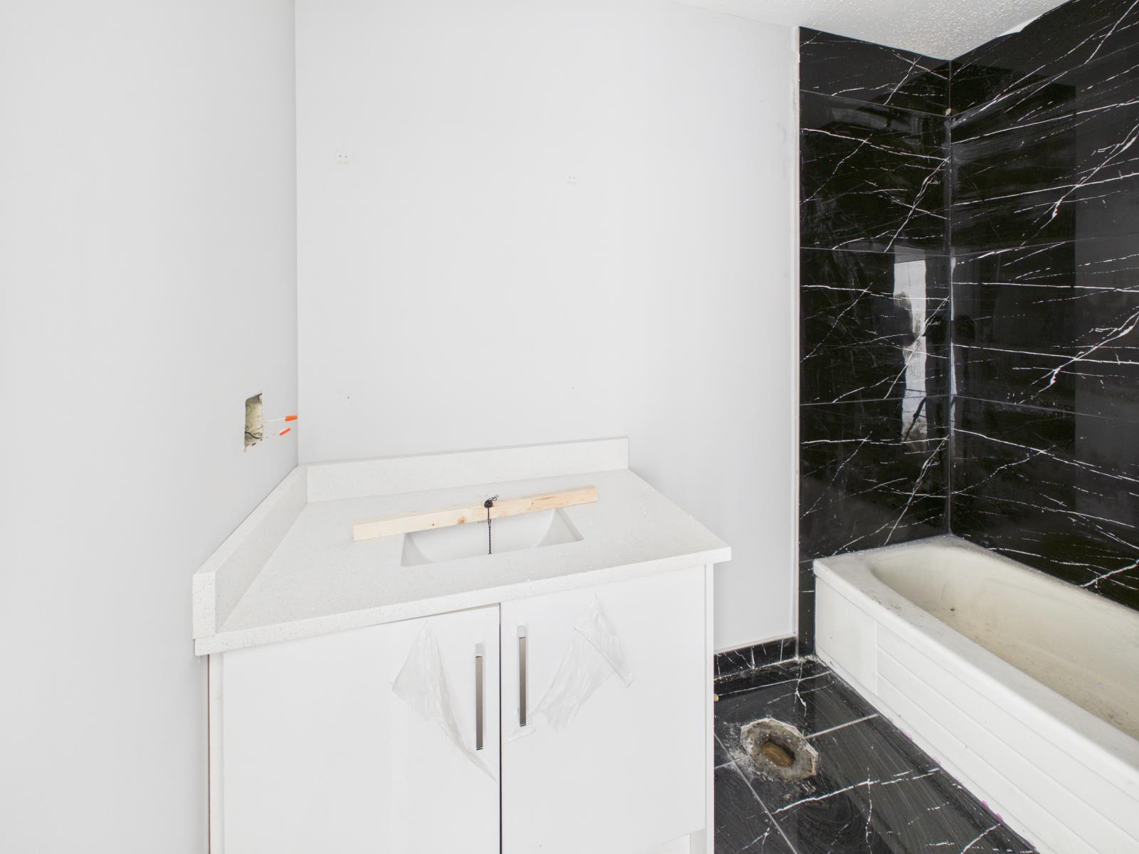 12222 111 Ave Nw, Edmonton, AB - Indoor Photo Showing Bathroom